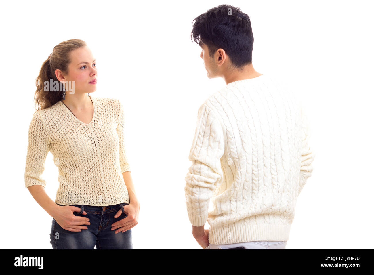 Junges Paar in weißen Pullover im Gespräch Stockfoto