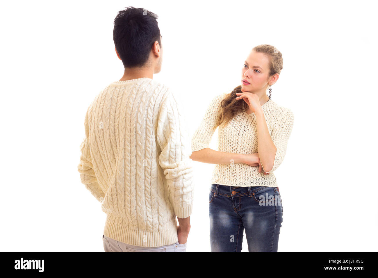Junges Paar in weißen Pullover im Gespräch Stockfoto