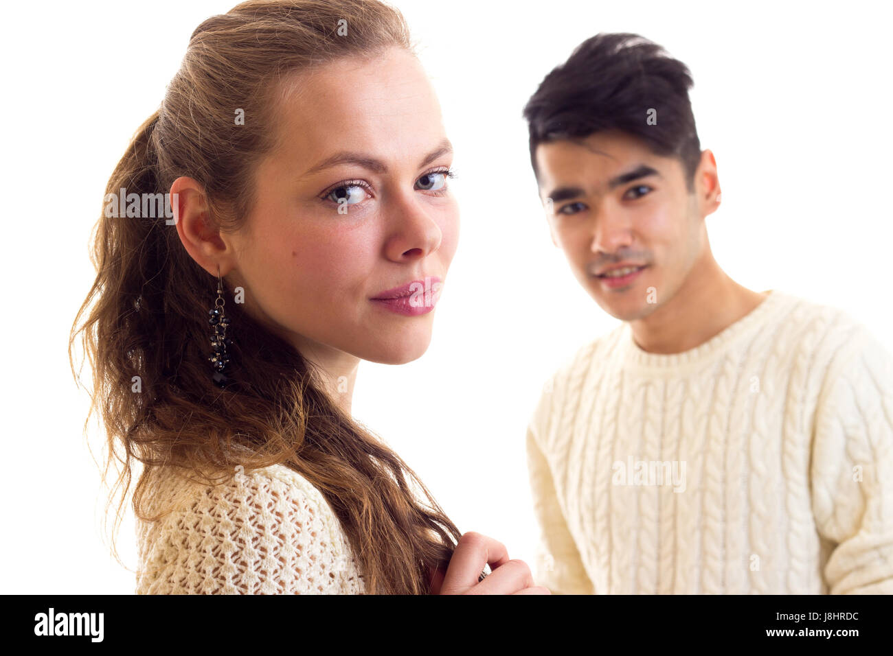 Junges Paar in weißen Pullover Stockfoto