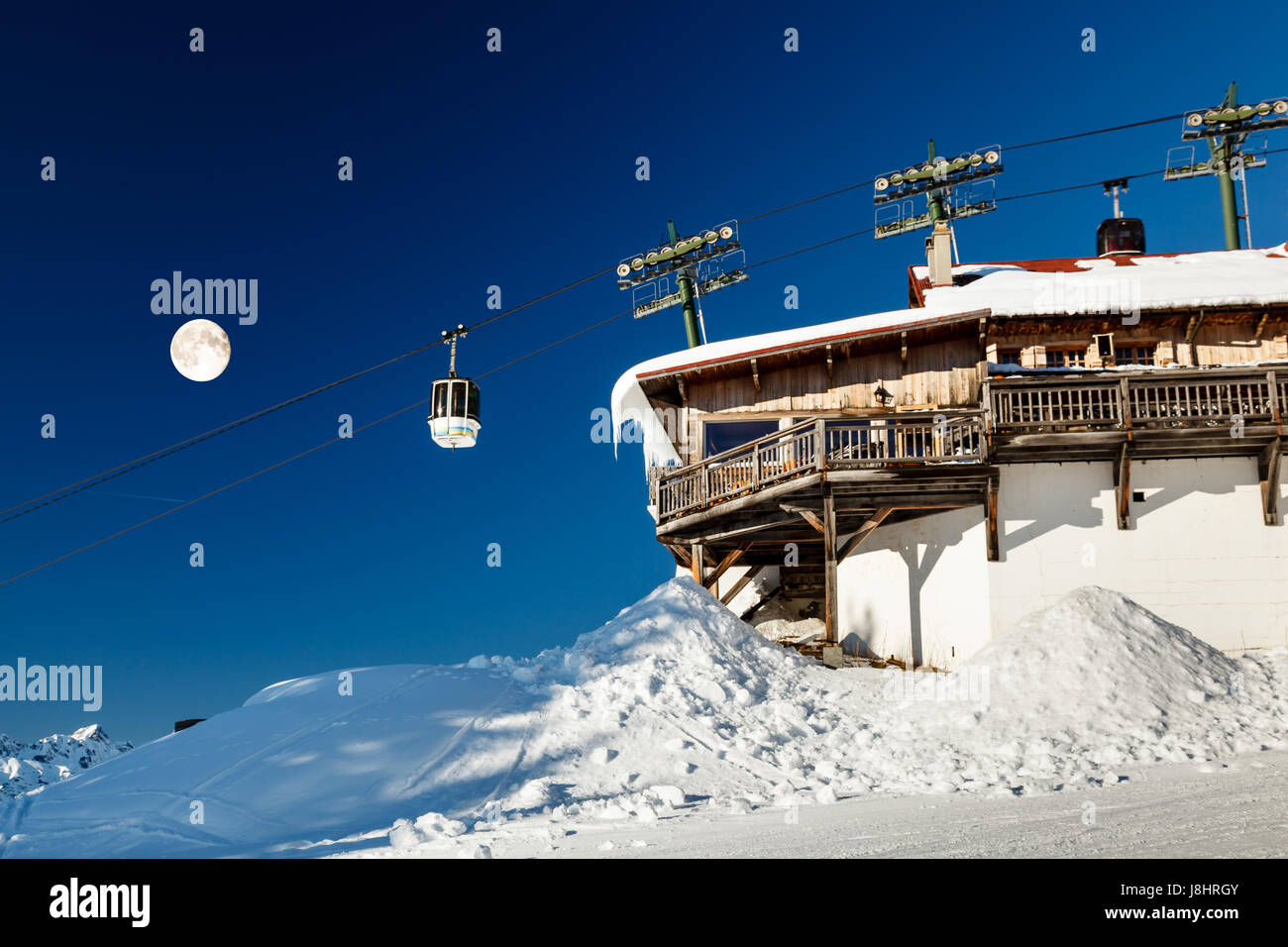 Vollmond und Gondel am oberen Kabel Liftstation in Französische Alpen, Megeve Stockfoto
