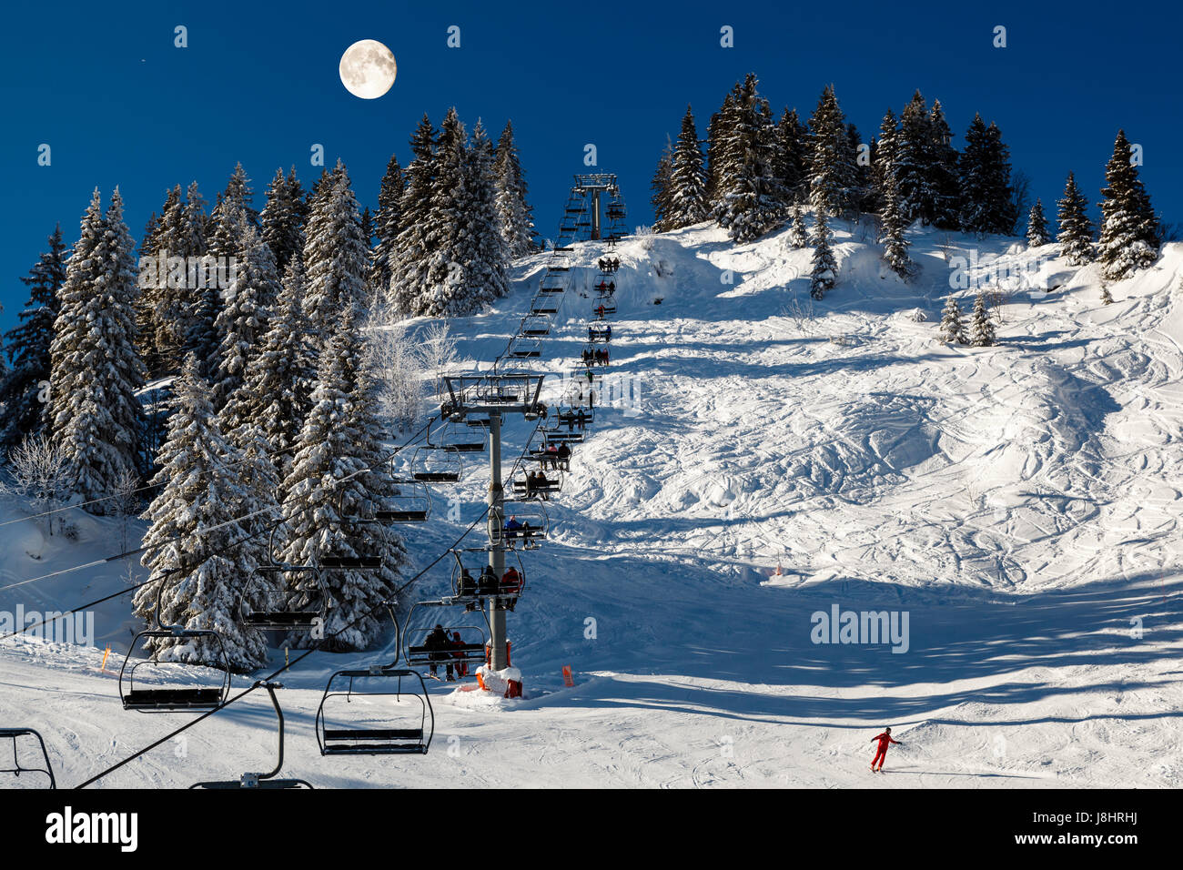 Vollmond über Reiten Sessellift in Französische Alpen Berge, Megeve Stockfoto