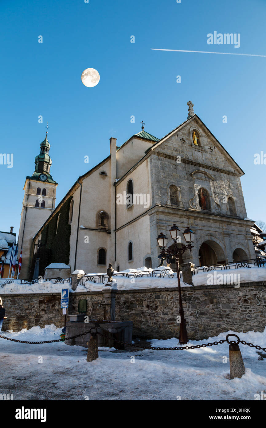 Vollmond über mittelalterliche Kirche auf den zentralen Platz Megeve, Französische Alpen Stockfoto