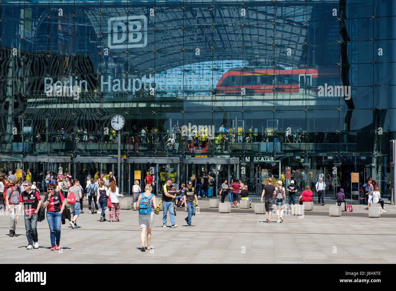Berlin, Deutschland - 27. Mai 2017: Viele Leute über Berlin Hauptbahnhof (Hbf) in Berlin, Deutschland reisen an einem sonnigen Sommertag Stockfoto
