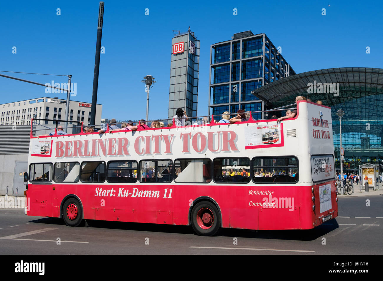 Berlin, Deutschland - 27. Mai 2017: ein Doppeldecker, Cabriolet-Sightseeing-Bus in Berlin mit Menschen, die eine Sightseeing-Bus-Tour in Berlin, Deutschland Stockfoto