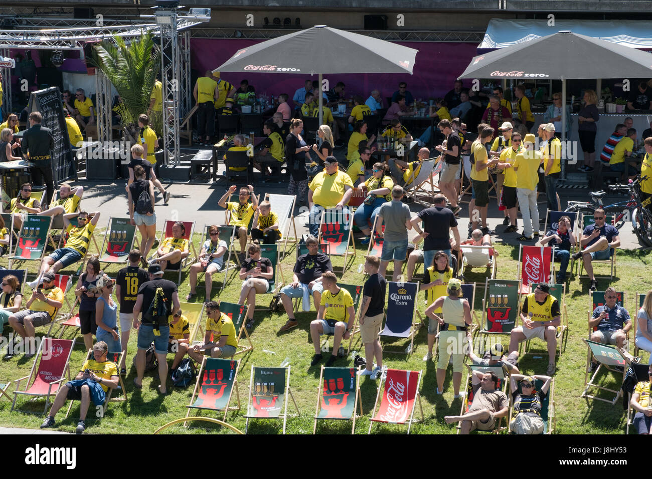 Berlin, Deutschland - 27. Mai 2017: Deutsche Fußball-Fans von BVB Borussia Dortmund am Tag des DFB-Pokal Finale in Berlin. Stockfoto