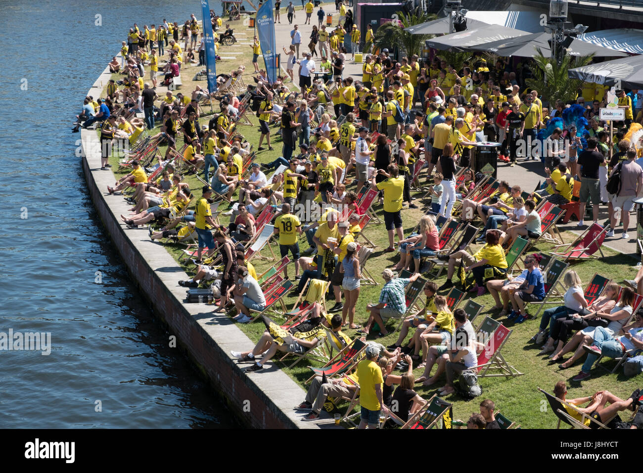 Berlin, Deutschland - 27. Mai 2017: Deutsche Fußball-Fans von BVB Borussia Dortmund am Tag des DFB-Pokal Finale in Berlin. Stockfoto