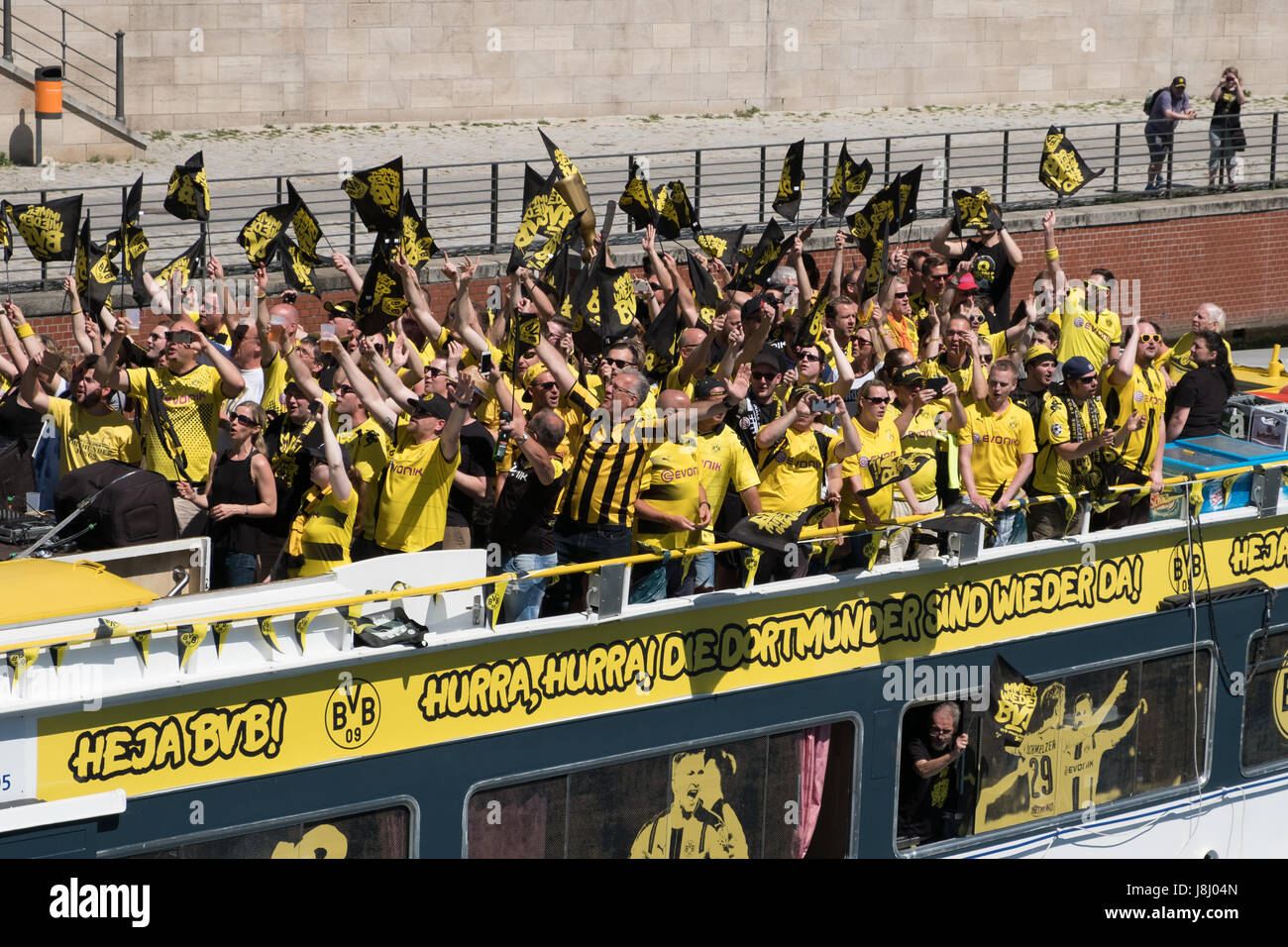 Berlin, Deutschland - 27. Mai 2017: Deutsche Fußball-Fans von BVB Borussia Dortmund auf Boot am Tag des DFB-Pokal Finale in Berlin. Stockfoto