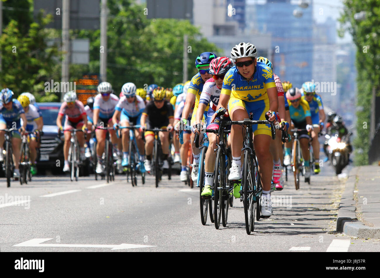 Kiew, UKRAINE - 27. Mai 2017: Frauen Radfahrer fahren auf den Straßen von Kiew während Horizont Park Race Frauen Challenge. Der Gewinner des Rennens ist Alzb Stockfoto