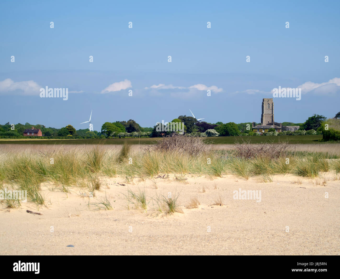 Blick in Richtung St Andrew Covehithe mit Benacre Kirche in Covehithe Stockfoto