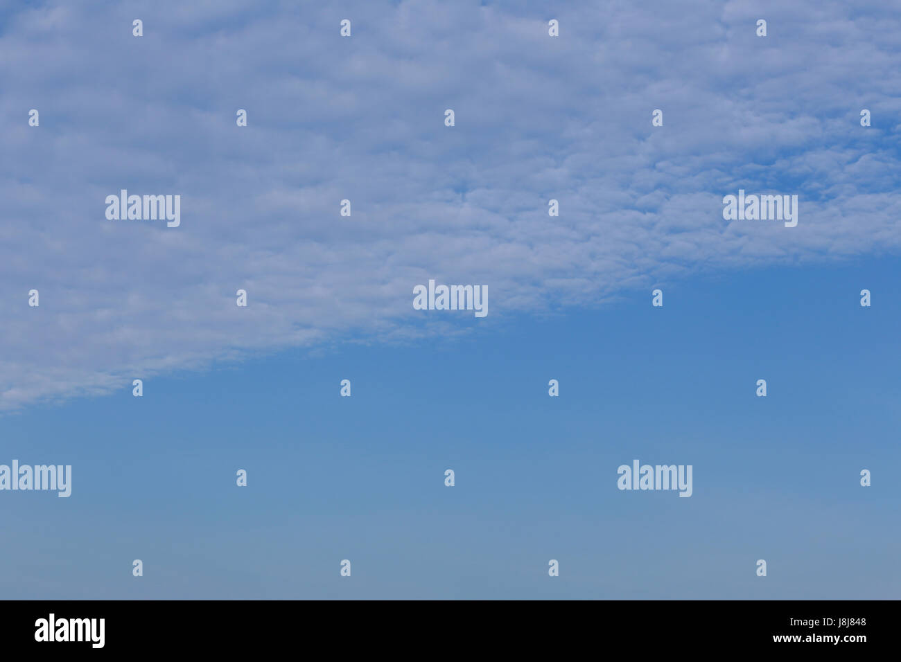 Wolke am blauen Himmel tagsüber hell Wetter für Design-Natur-Hintergrund. Stockfoto