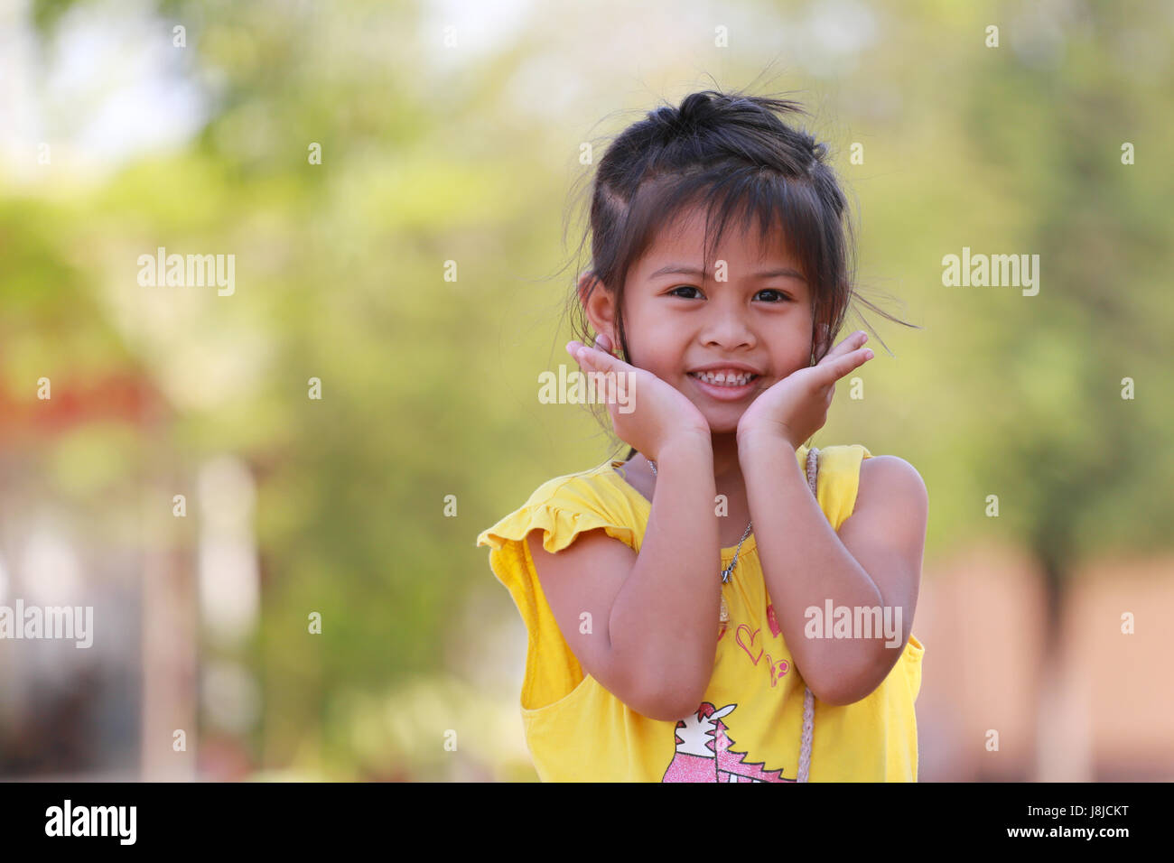Asiatische Mädchen betrachten Sie Kamera und Lollipop im Konzept von Gesundheit und Wachstum. Stockfoto