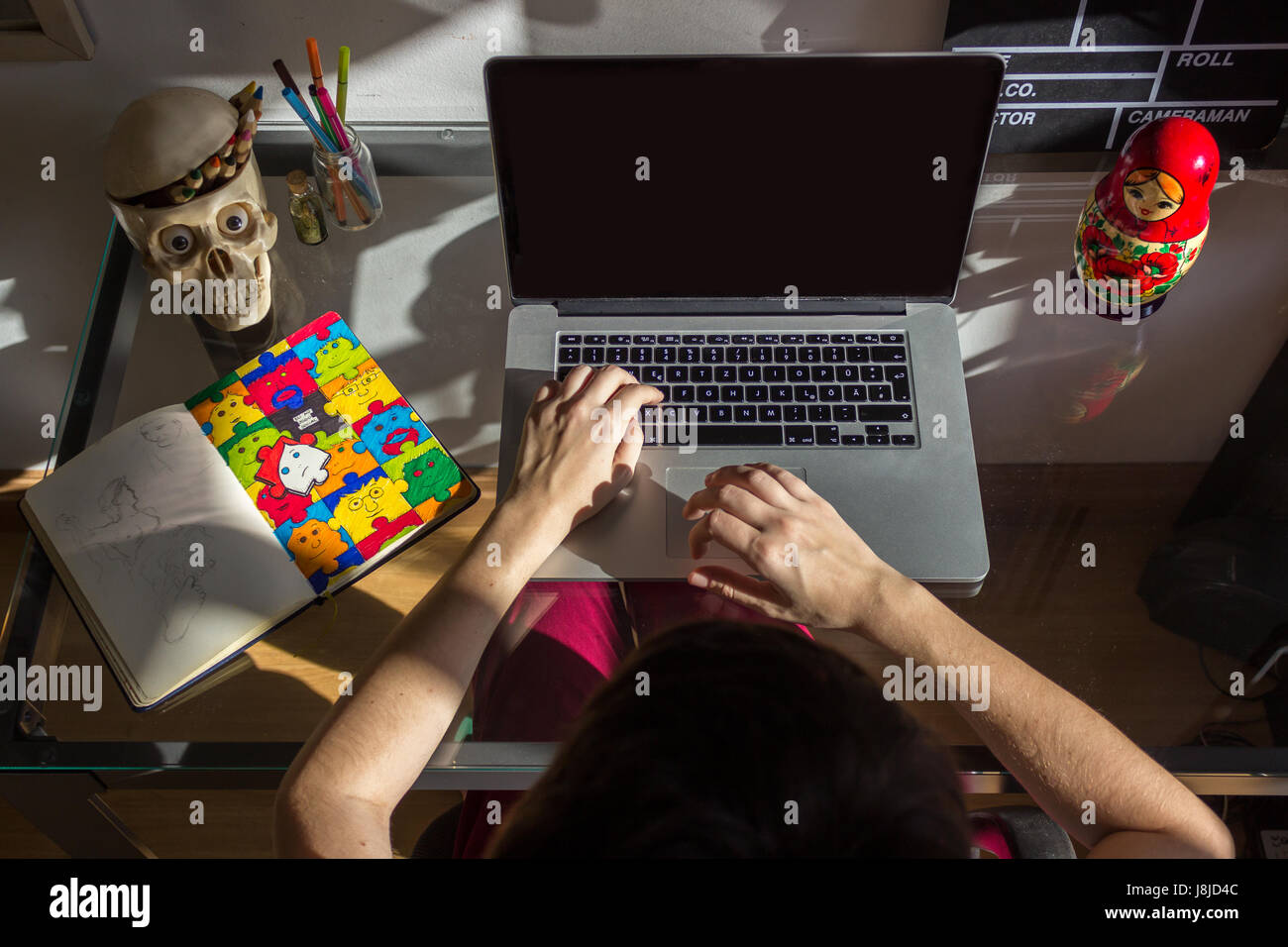 Brasilien, Rio De Janeiro - 27. Mai 2016: junges kreatives Arbeiten am Computer Stockfoto