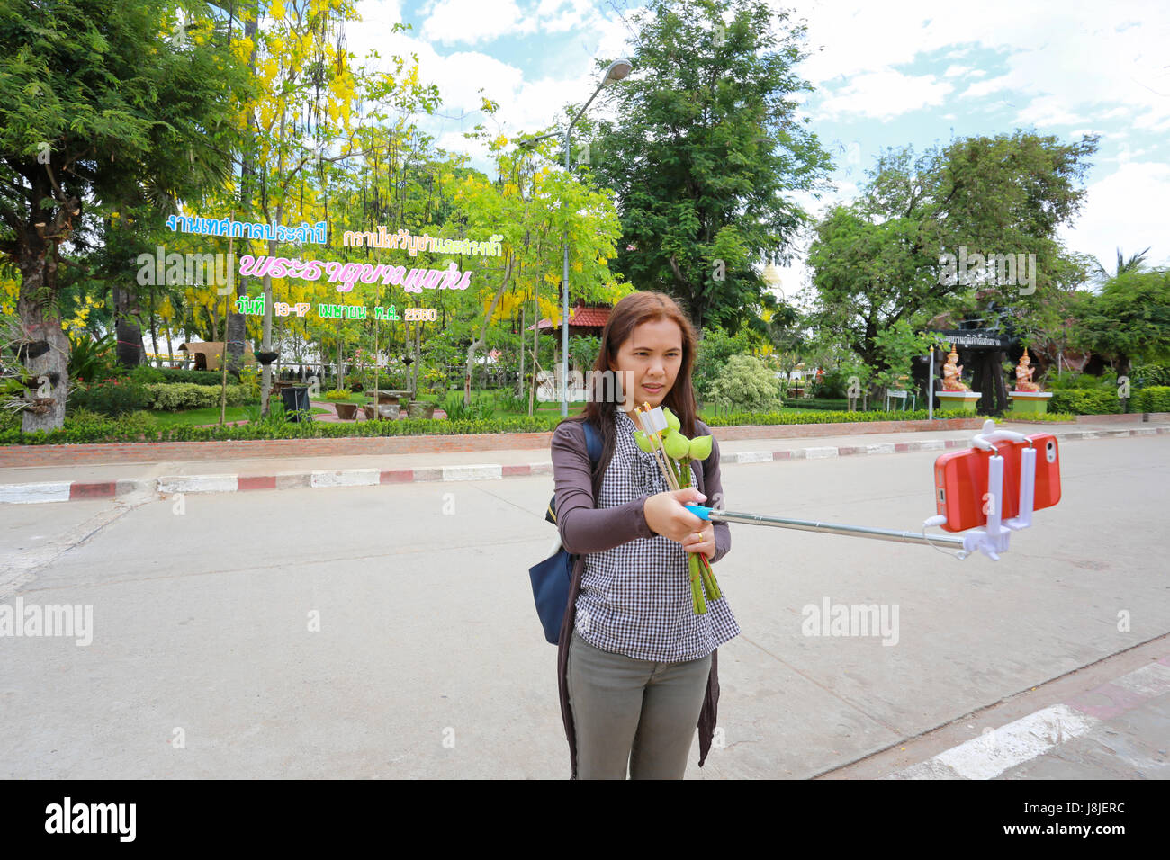 Asiatische Frauen fotografieren Selfie mit Smartphone in Wat Phrathat Kham Kaen, religiöse Wahrzeichen in der Provinz Khon Kaen, Thailand. Stockfoto