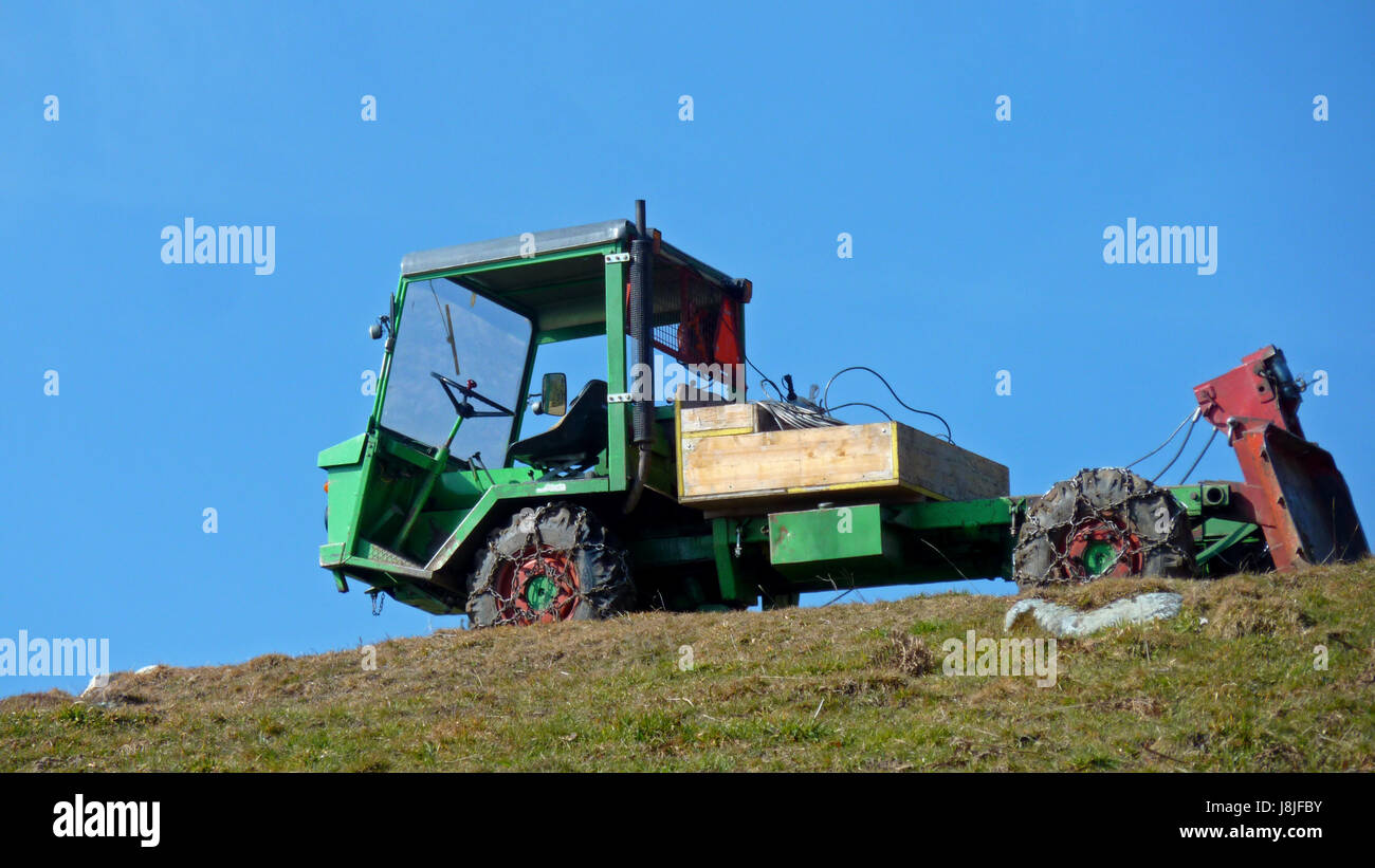 Landwirtschaft, Landwirtschaft, Fahrzeug, Schneeketten, blau, Winter,  Landwirtschaft, Landwirtschaft Stockfotografie - Alamy