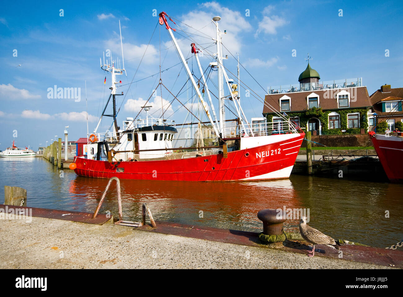 Garnelen-Boot mit Möwe Stockfoto