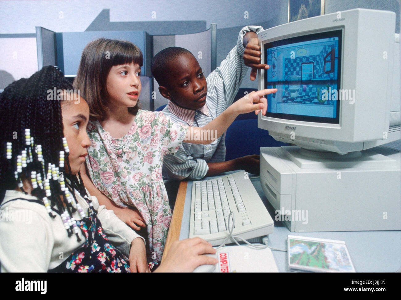 Schülerinnen und Schüler (Studenten) mit Hilfe eines Computers in den frühen 2000er Jahren Stockfoto