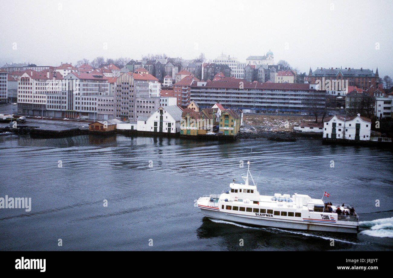 Ein Schiff in den Hafen in Bergen, Norwegen. Februar 1981 Stockfoto