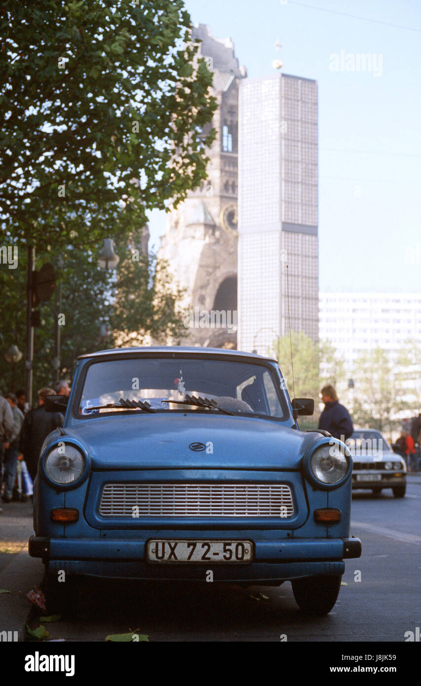 Eine DDR Trabant, einen Kleinwagen mit einem zwei-Zylinder-Motor ist auf der Ku'damm in Westberlin abgestellt.  Ostdeutsche sind im Westen nach Abriss von Teilen der Berliner Mauer besuchen. Stockfoto