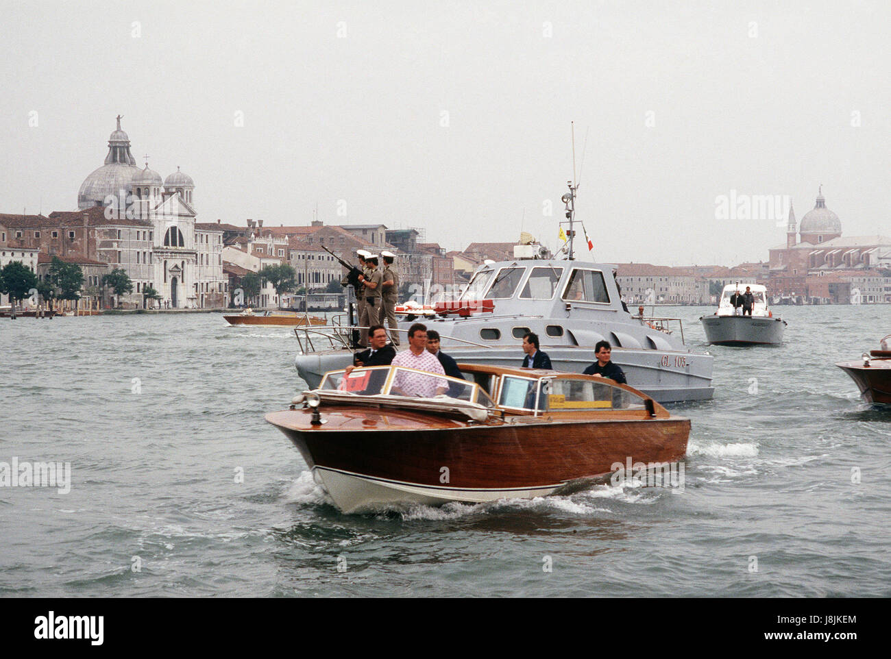 Eine italienische Wasser Taxi und Patrouille Boot bieten Sicherheit für Präsident Ronald Reagan Kahn bei seinem Besuch in Venedig für ein sieben-Nation-Wirtschaftsgipfel. Stockfoto