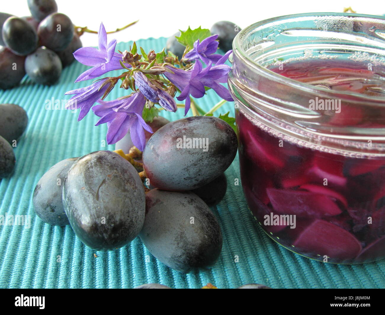 Marmelade mit blauen Trauben Stockfoto