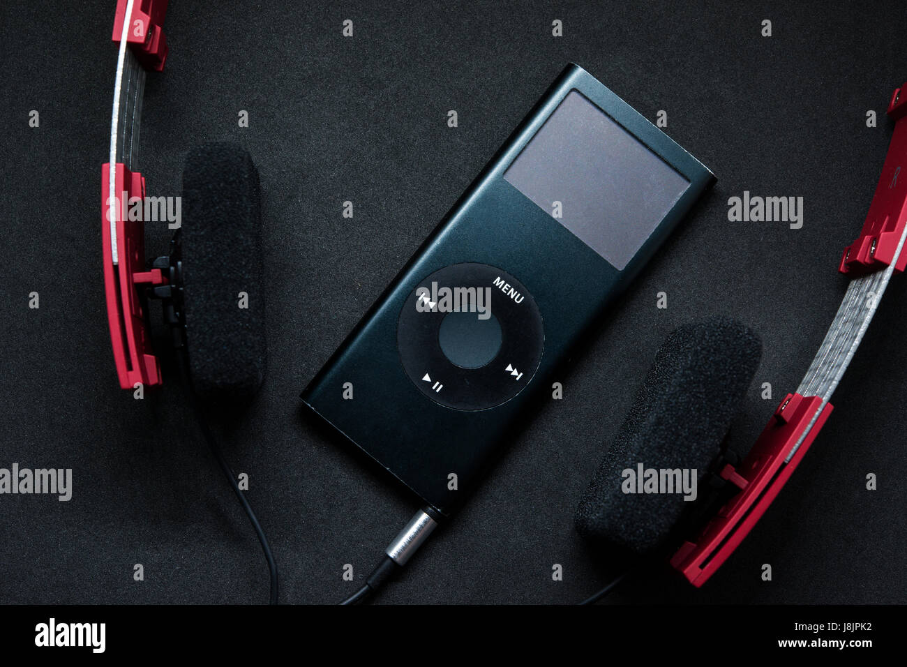 Musik-Player Audio tragbar mit roten Kopfhörer Stockfoto