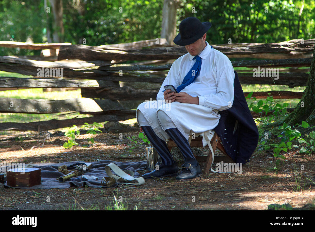 Mann überprüfen Smartphone in uns Bürgerkrieg Marine Kostüm Gedenktag Bennett Ort Durham in North Carolina Stockfoto