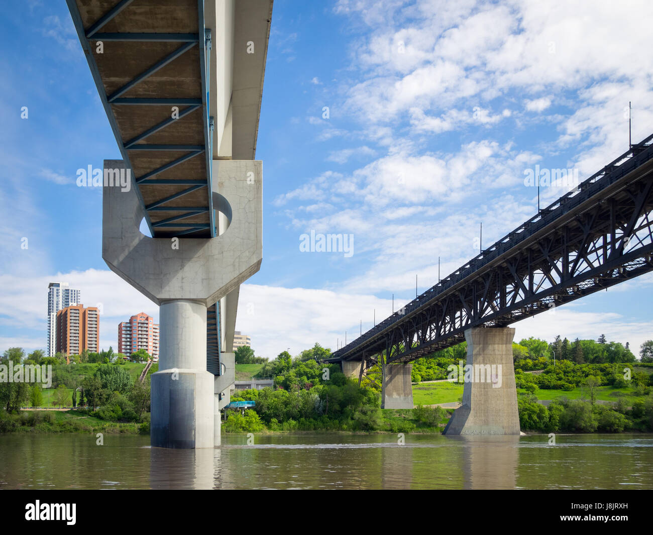 Die Dudley B. Menzies Brücke (links) und die High Level Bridge in Edmonton, Alberta, Kanada, wie von einem Boot auf dem North Saskatchewan River zu sehen. Stockfoto