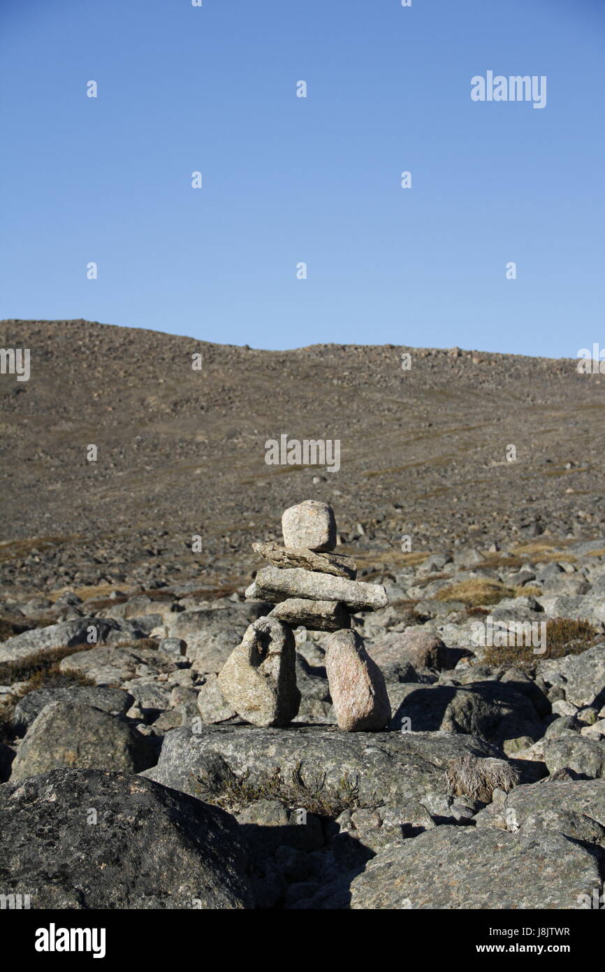 Inukshuk (oder Inuksuk) auf einem Wanderweg in der Nähe der Gemeinde Qikiqtarjuaq, Broughton Insel, Nunavut, Kanada Stockfoto