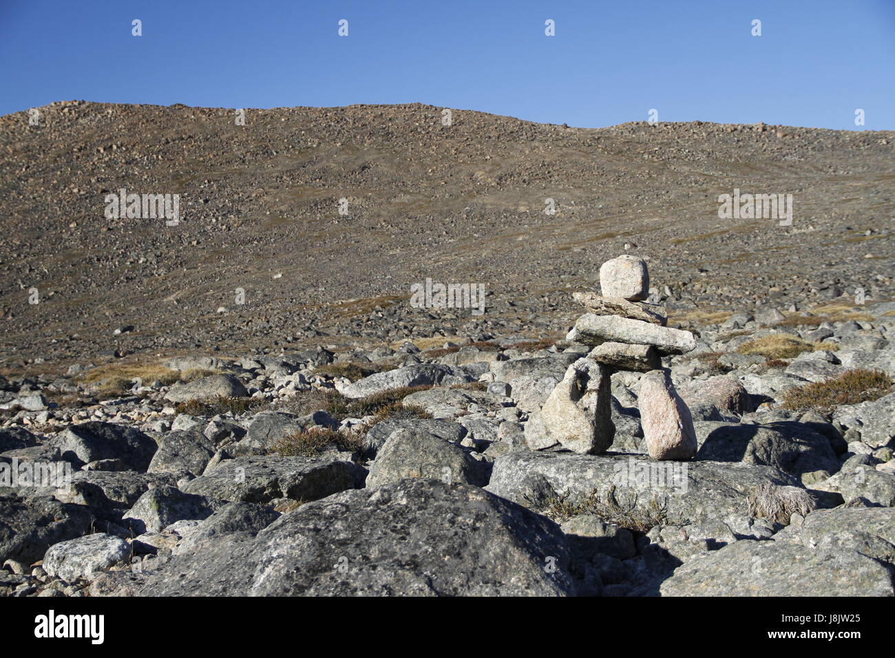 Inukshuk (oder Inuksuk) auf einem Wanderweg in der Nähe der Gemeinde Qikiqtarjuaq, Broughton Insel, Nunavut, Kanada Stockfoto