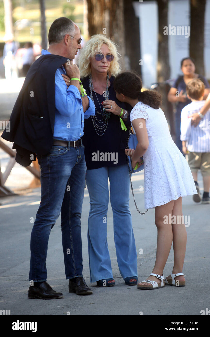 Roma, Piazza di Siena: VIttorio Garrone con Antonella Clerici e la Figlia di Lei, Assistono Alle Gare di Cavalli Nella Tre Giorni Romana del Concorso Ippico di Piazza di Siena. Baci e Carezze Tra ich fällig. Stockfoto