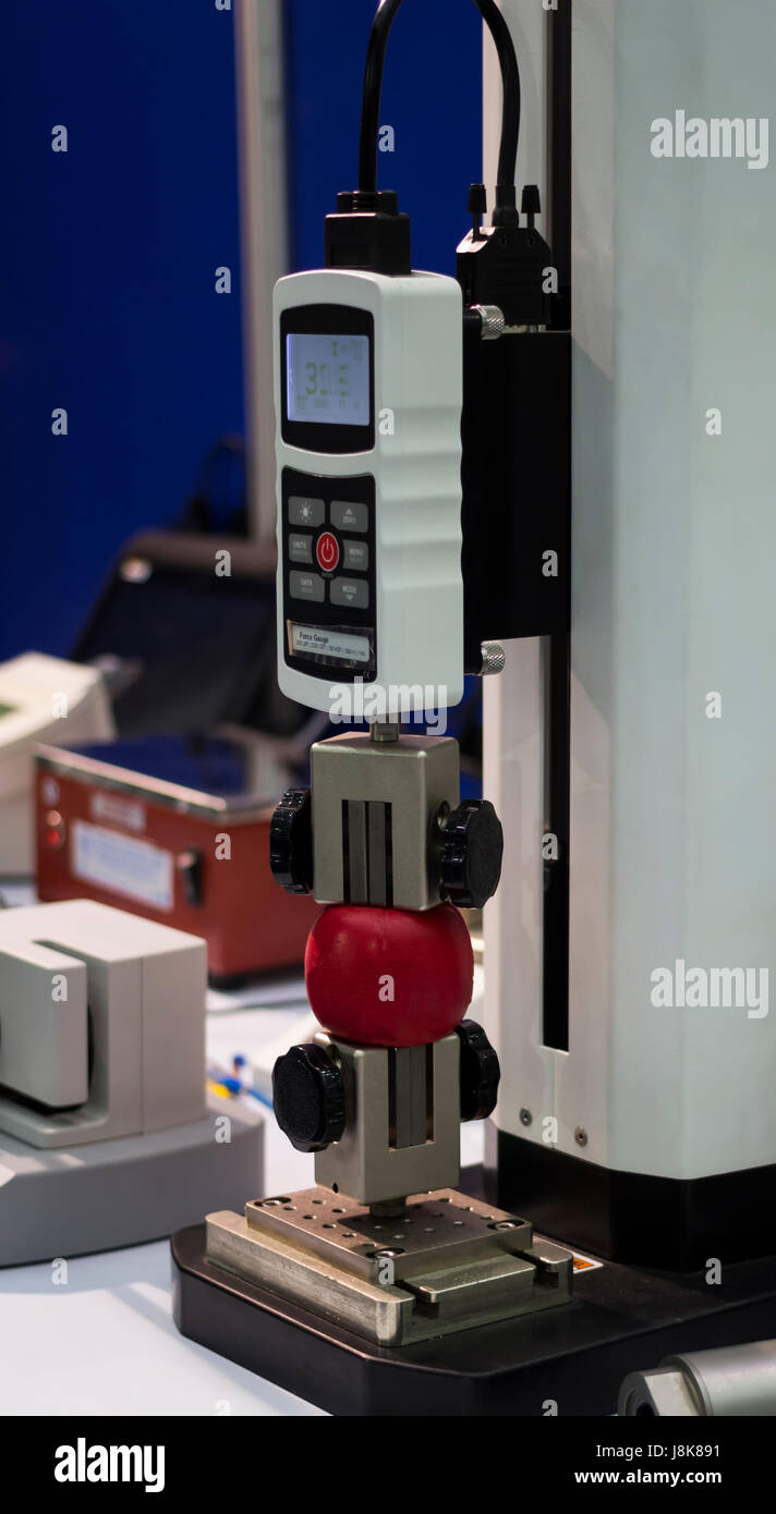 Zug- / Druckfestigkeit Prüfmaschine im Labor mit Wägezelle, berechnete Druckfestigkeit oder Zug- Stockfoto