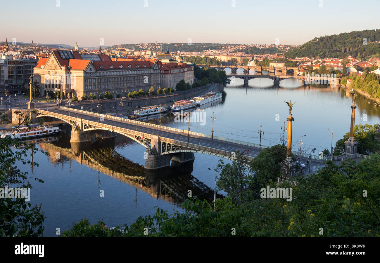 Prag, Tschechische Republik - 28. Mai 2017: Prager Panorama am Morgen - die Moldau, Brücken und der juristischen Fakultät der Karls-Universität Stockfoto
