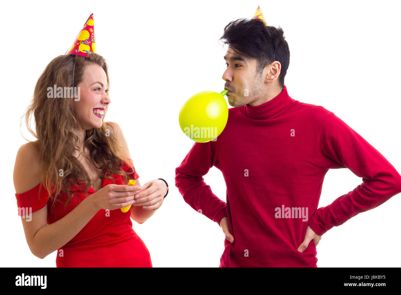 Junges Paar bläst Luftballons Stockfoto