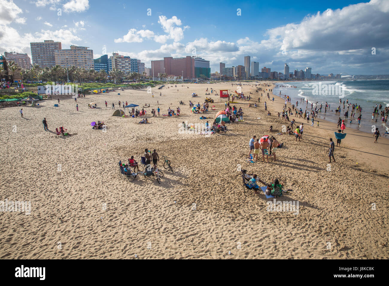 Durban, Südafrika - 16. Januar 2015, ein schöner Blick auf den Strand, wo Menschen mit den Wellen spielen Stockfoto