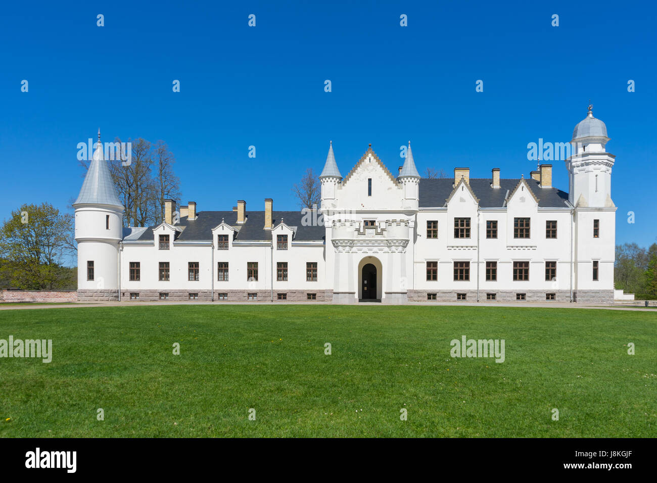 Vorderansicht der Alatskivi Burg von sonnigen Frühling. Neo-gotischen Stil Herrenhaus, Landkreis Tartu, Estland Stockfoto
