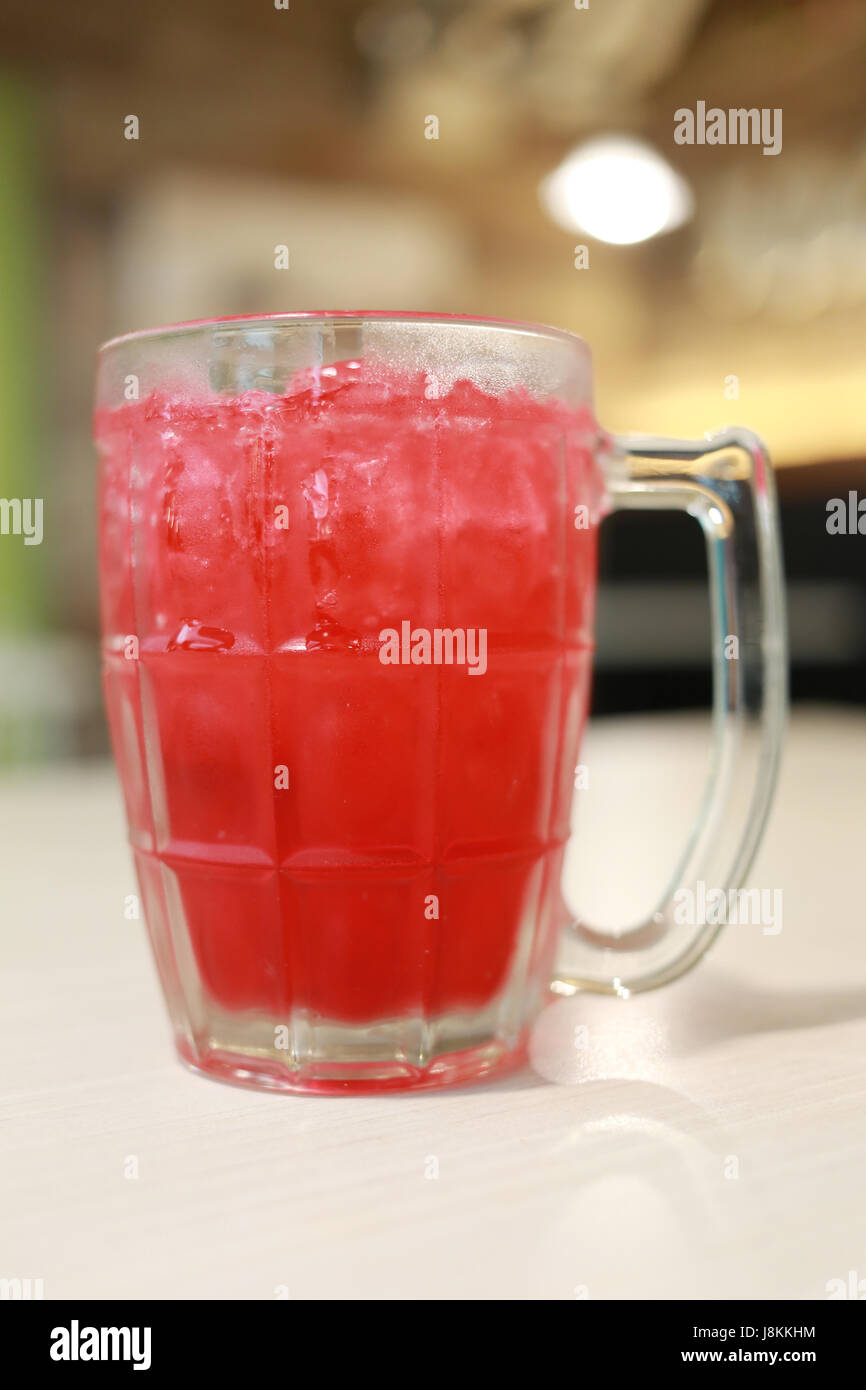 Roten Soda trinken im Glas auf dem Tisch essen Restaurant Hintergrund weichzeichnen. Stockfoto