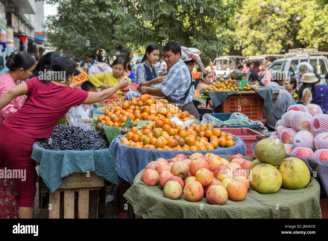 Menschen kaufen andere Art von Obst an der Zegyo (auch bekannt als Zay Cho) Markt in Mandalay, Myanmar (Birma). Stockfoto