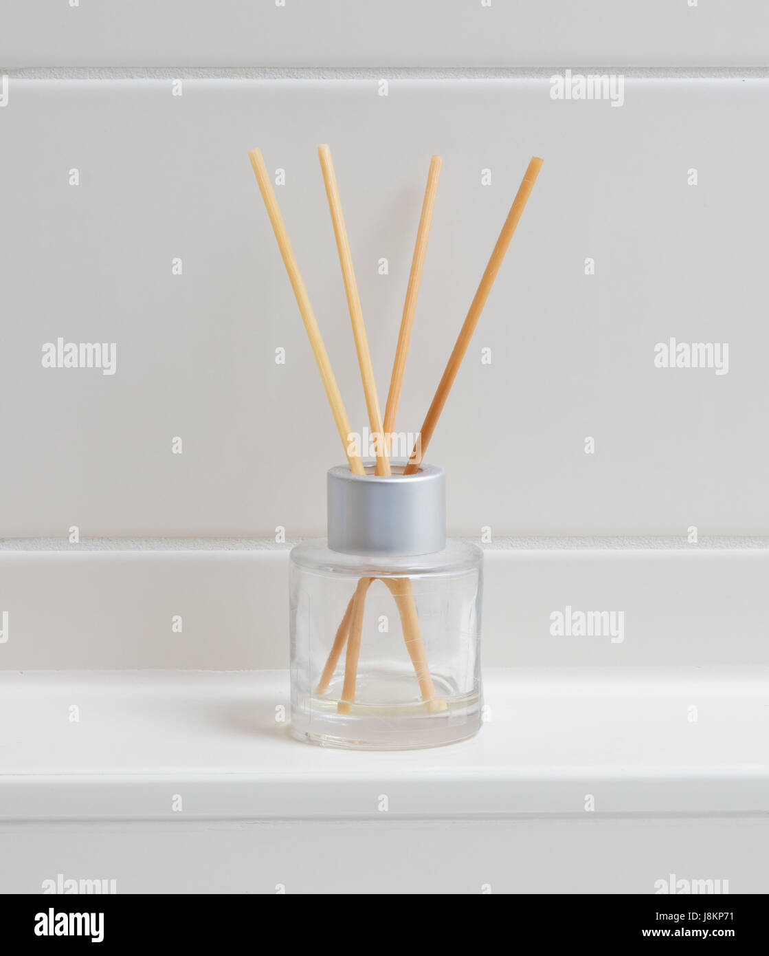 Aroma-Sticks in der Flasche in einem Badezimmer Stockfoto
