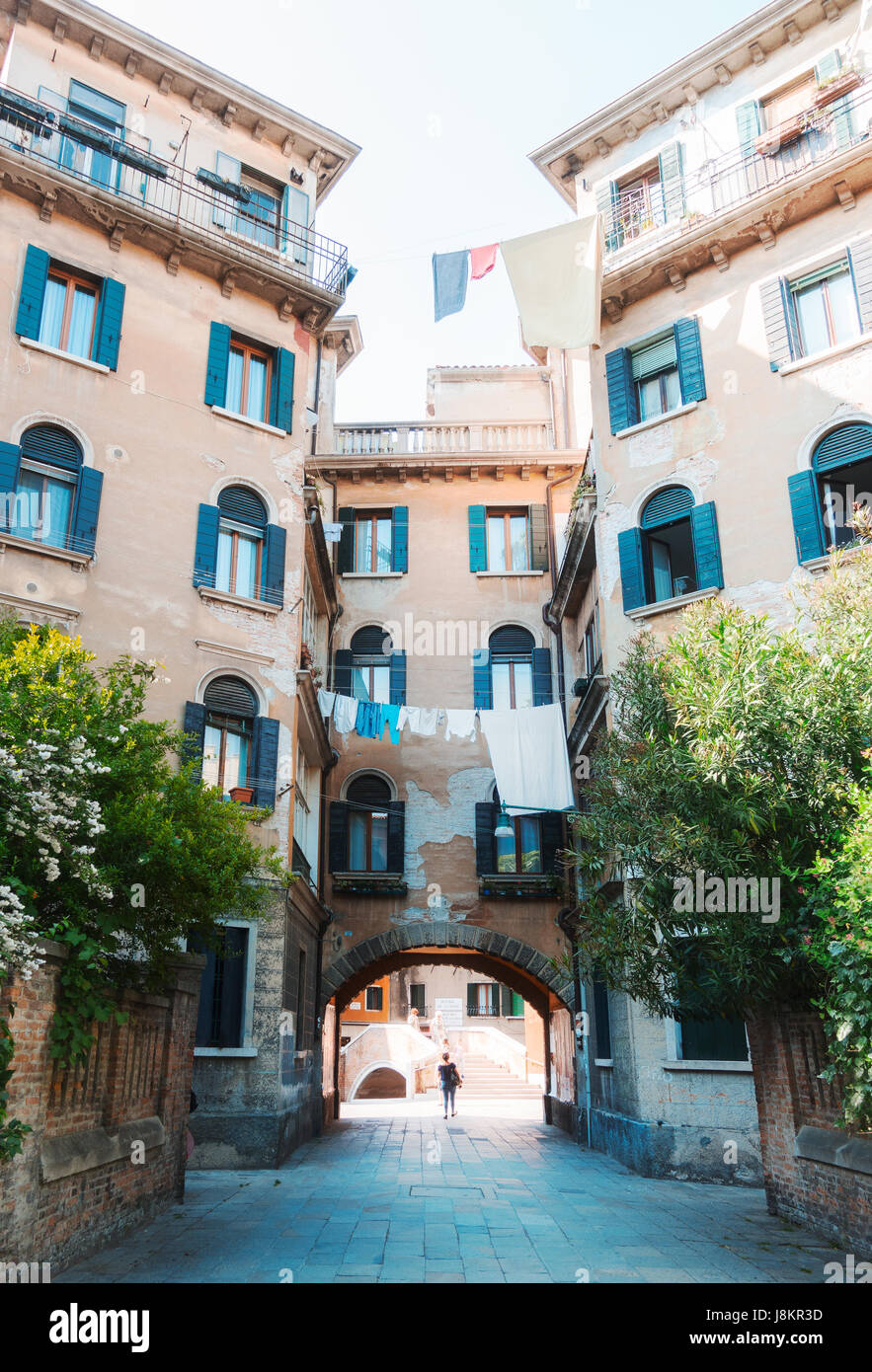 Haus mit Wäsche liegend auf dem Fenster in Italien Stockfoto