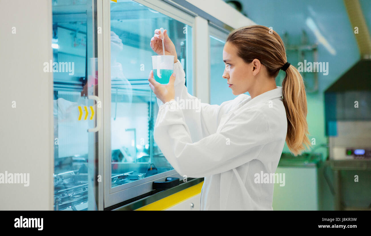 Frau im Labor mit Pipetten, Forscher Stockfoto