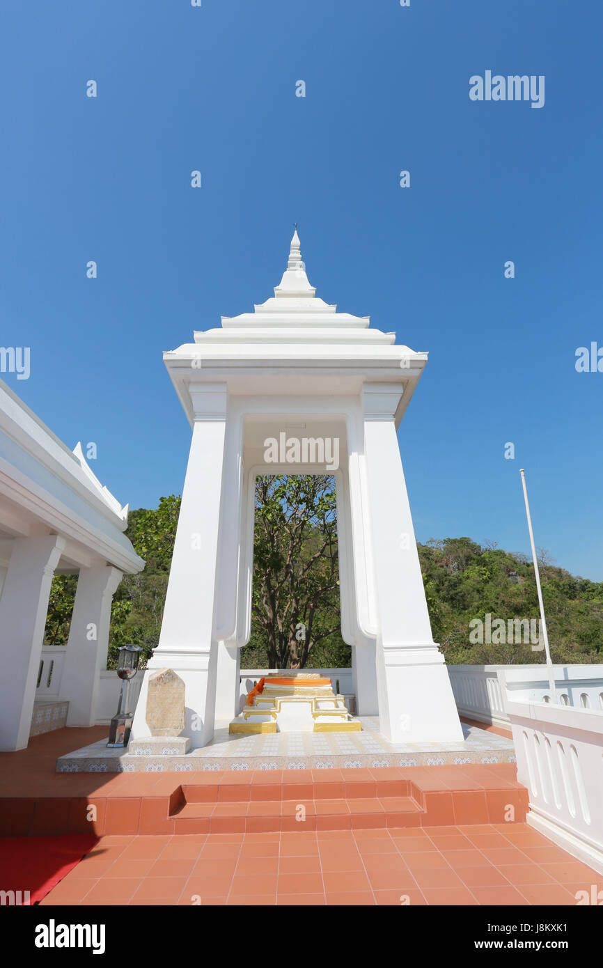 Buddhas Fußabdruck des Buddhismus auf der Grossschanze in Ko Si Chang Insel Chonburi Provinz, beliebtes Reiseziel in Thailand. Stockfoto