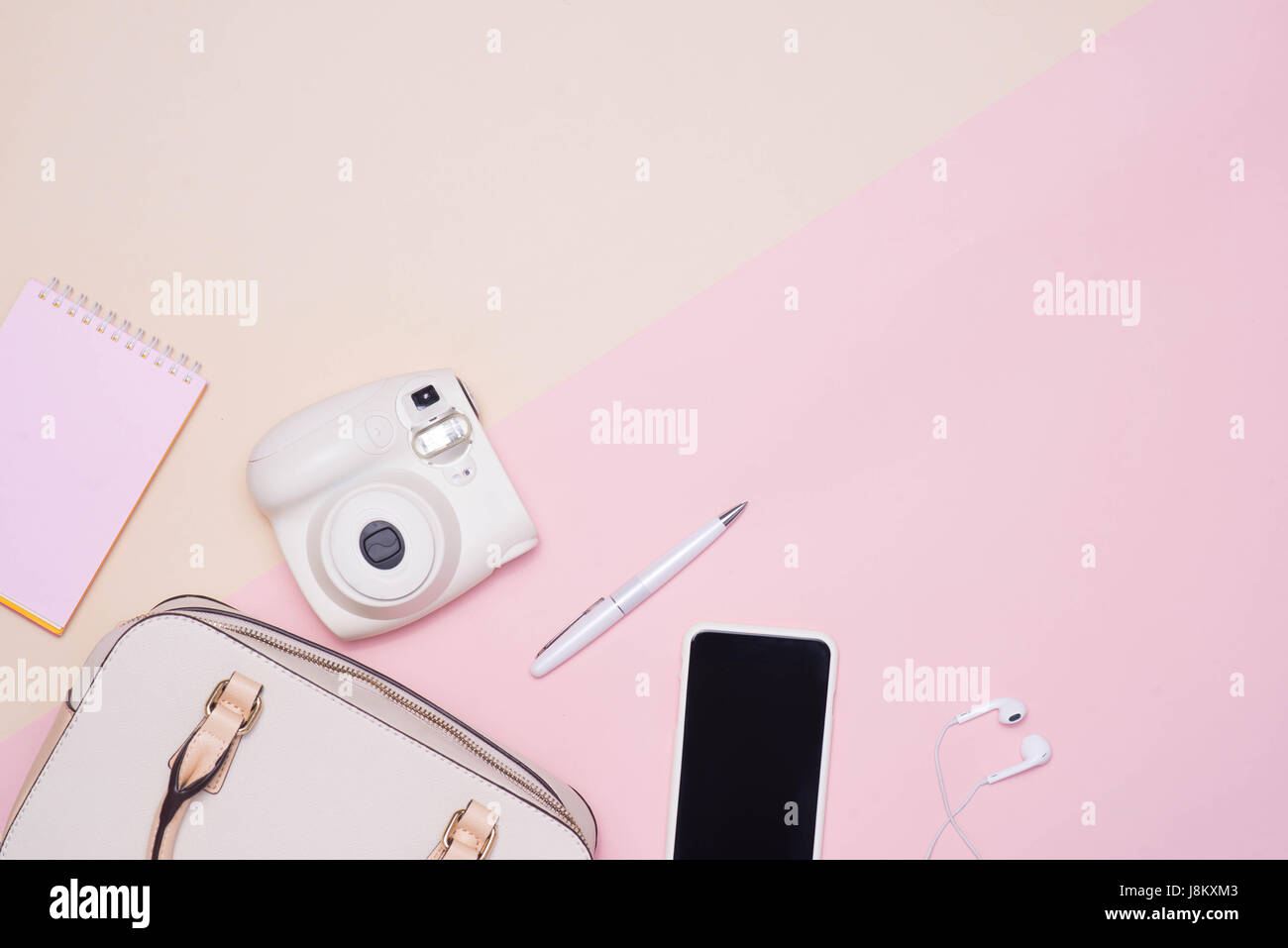 Wohnung mit Exemplar der weiblichen Mode-Accessoires und weiße Handtasche auf Pastell Farbe Hintergrund legen. Stockfoto