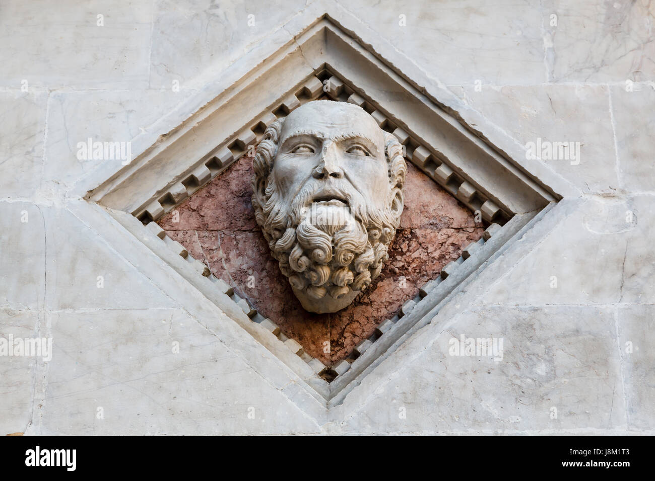 Kopf, geschnitzt aus Marmor auf der Fassade des Baptisteriums von Siena Kathedrale, Italien Stockfoto