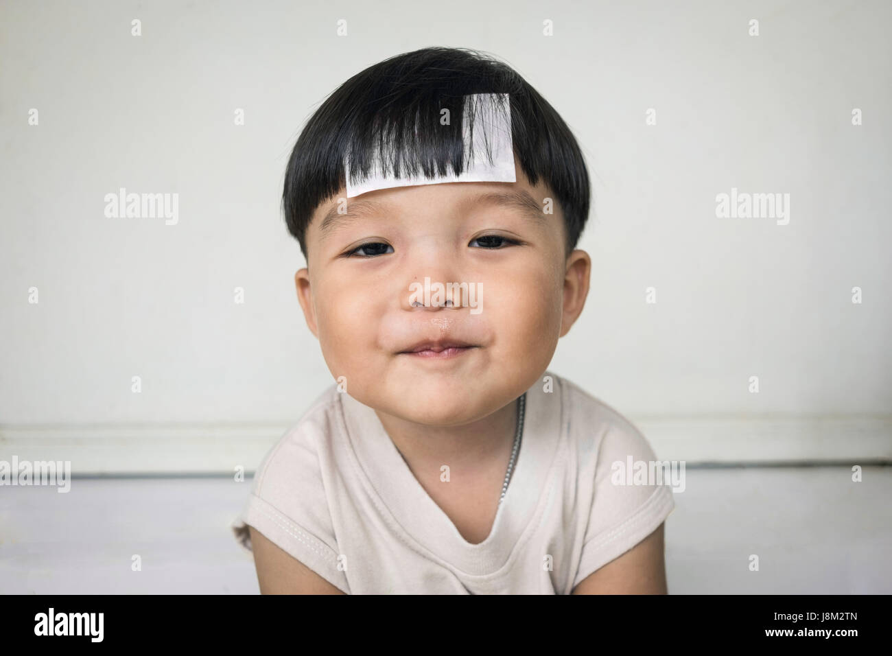 Entzückende plump junge lächelnd mit mollig Wangen Stockfoto