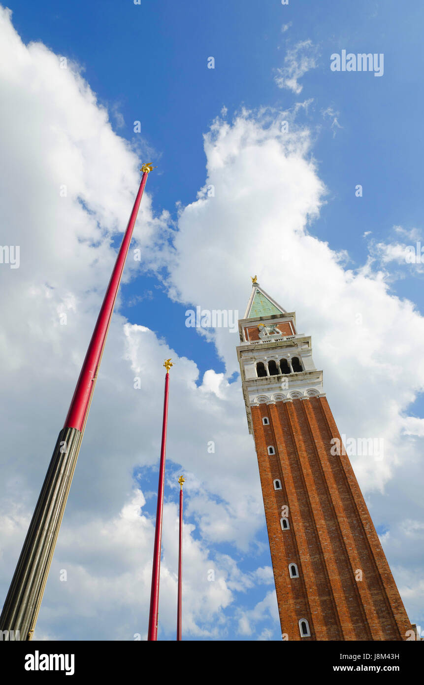 Campanile in Venedig mit Fahnenmasten Stockfoto