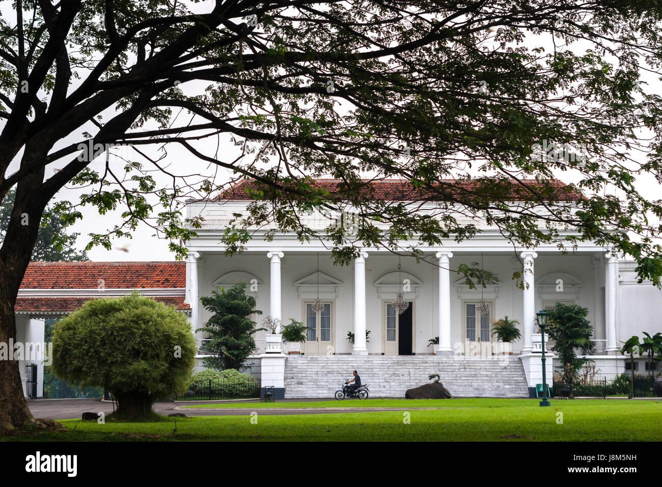 Der Hinterhof Bogor Präsidentenpalast von Bogor der Botanische Garten in Bogor City, West Java, Indonesien gesehen. Stockfoto