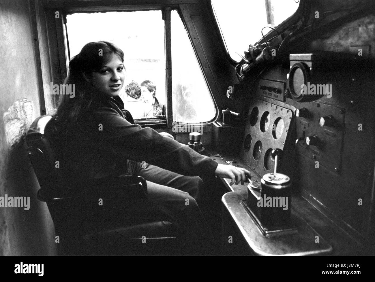 Rachel Sweet, US-Pop-Sängerin in der Kabine einer Diesellok in Edinburgh in Schottland am 27. Oktober 1978. Sie war steif werden unterwegs von ihrem Label Stiff Records laufen. Stockfoto