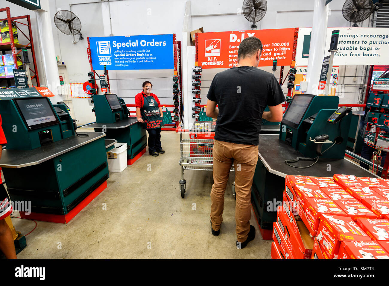 Kunden mit Self Checkout im Bunnings Lager, Wertaufbewahrungsmittel Hauptverbesserungen Shellharbour, New-South.Wales, NSW, Australien Stockfoto