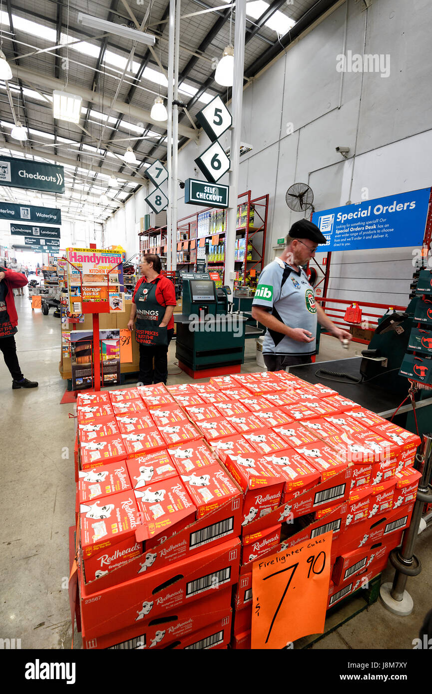 Kunden mit Self Checkout im Bunnings Lager, Wertaufbewahrungsmittel Hauptverbesserungen Shellharbour, New-South.Wales, NSW, Australien Stockfoto