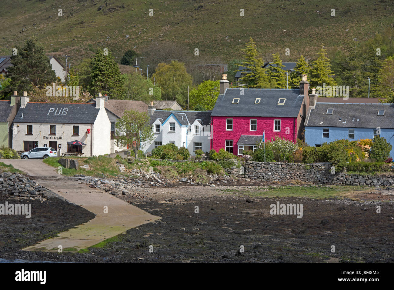 Die schottischen Norden Westküste Meer Dorf von Dornie mit bunten Hütten. Stockfoto